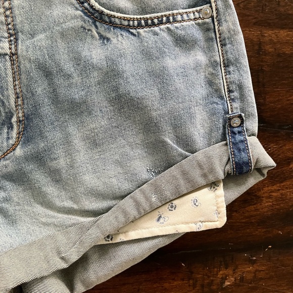 PILCRO Mid Rise Short Shorts Size 27 - Picture 3 of 7